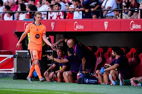 قلق في برشلونة قبل الكلاسيكو.. دي يونج يغيب عن المران بسبب وعكة صحية